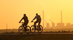 firo :  06.05.2020
Ruhrgebiet , Halde Hoheward
Ruhrpott , 
Freizeit , Fahrradfahren , Mountain Bike auf der Halde vor der Ruhrgebietskulisse , im Hintergrund das Kraftwek Scholven , im Gegenlicht , Feature , 
Schornsteine
Die Halde Hoheward ist eine Bergehalde im Ruhrgebiet. Sie entstand aus Schüttungen der Zeche Recklinghausen II, der Zeche Ewald und der Zeche General Blumenthal/Haard. Zwischen den Städten Herten und Recklinghausen gelegen, bildet sie gemeinsam mit der Halde Hoppenbruch die größte Haldenlandschaft des Ruhrgebiets. Die höchste Stelle der Halde ist mit einer Höhe von 152,5 m ü. NN erreicht

$worldrights,Es gelten  unsere AGB, einsehbar auf www.firosportphoto.de,
copyright by firo sportphoto:
Coesfelder Str. 207
D-48249 Dülmen mail@firosportphoto.de
(V o l k s b a n k   B o c h u m - W i t t e n )
BLZ.: 430 601 29
Kt. Nr.: 341 117 100
Tel:  +49-2594-9916004
Fax: +49-2594-9916005