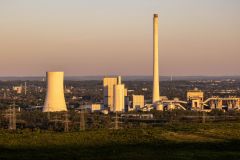 firo :  06.05.2020
Ruhrgebiet , Halde Hoheward
Ruhrpott , Sonnenuntergang , Ruhrgebietskulisse 
mit Blick auf das Kraftwerk , STEAG Kraftwerk in Herne  , Energie , 

$worldrights,Es gelten  unsere AGB, einsehbar auf www.firosportphoto.de,
copyright by firo sportphoto:
Coesfelder Str. 207
D-48249 Dülmen mail@firosportphoto.de
(V o l k s b a n k   B o c h u m - W i t t e n )
BLZ.: 430 601 29
Kt. Nr.: 341 117 100
Tel:  +49-2594-9916004
Fax: +49-2594-9916005