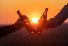 firo :  06.05.2020
Ruhrgebiet , Halde Hoheward
Ruhrpott , Sonnenuntergang , Bier , Bierflasche , Feierabendbier
Ein Prost auf den Feierabend im Gegenlicht vor der untergehenden Sonne , Ein Prost aui die Lockerungen der Corona Beschränkungen
Freizeit ,  Halde  , , im Hintergrund das  im Gegenlicht , Feature , 



$worldrights,Es gelten  unsere AGB, einsehbar auf www.firosportphoto.de,
copyright by firo sportphoto:
Coesfelder Str. 207
D-48249 Dülmen mail@firosportphoto.de
(V o l k s b a n k   B o c h u m - W i t t e n )
BLZ.: 430 601 29
Kt. Nr.: 341 117 100
Tel:  +49-2594-9916004
Fax: +49-2594-9916005