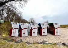 firo :  03.04.2023
Land und Leute , Ostsee , Urlaub , Ostseeurlaub
Hohwachter Bucht . Schleswig-Holstein , Tourismus .
Hohwacht , DIE STRANDKÖRBE STEHEN AN DEN DÜNEN BEREIT FÜR DIE SAISON UND WARTEN AUF BESSERES WETTER 

(c) WORLDRIGHTS !!!
Es gelten unsere AGB, einsehbar auf www.firosportphoto.,
copyright by firo sportphoto:
Stockhover Weg 17a,
D-48249 Dülmen
www.firosportphoto.de
mail@firosportphoto.de
Kontoverbindung :
(V o l k s b a n k   B o c h u m - W i t t e n )
IBAN : DE68430601290341117100
BIC : GENODEM1BOC
Tel:  +49-2594-9916004
Fax: +49-2594-9916005