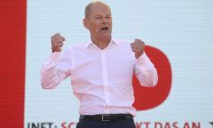 firoPolitik , NRW . Bundestagswahlkampf , 14.08.2021SPD , Auftaktkundgebung mit Olaf Scholz am 14. August 2021 in BochumOlaf Scholz ,  Gestik auf der Bühne , SPD KANZLERKANDIDAT , Gestik  , vor Fans Zuschauer , Kämpferwww.firosportphoto.de,copyright by firo sportphoto: Coesfelder Str. 207D-48249 Dülmenwww.firosportphoto.demail@firosportphoto.deKontoverbindung :(V o l k s b a n k   B o c h u m - W i t t e n )IBAN : DE68430601290341117100BIC : GENODEM1BOCTel:  +49-2594-9916004Fax: +49-2594-9916005