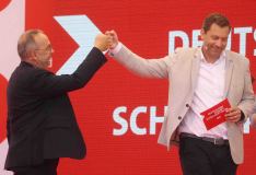 firoPolitik , NRW . Bundestagswahlkampf , 14.08.2021SPD , Auftaktkundgebung mit Olaf Scholz am 14. August 2021 in BochumLars Klingbeil , Generalsekretär der SPD , mit Norbert Walter-Borjans , SPD Vorsitzendenwww.firosportphoto.de,copyright by firo sportphoto: Coesfelder Str. 207D-48249 Dülmenwww.firosportphoto.demail@firosportphoto.deKontoverbindung :(V o l k s b a n k   B o c h u m - W i t t e n )IBAN : DE68430601290341117100BIC : GENODEM1BOCTel:  +49-2594-9916004Fax: +49-2594-9916005