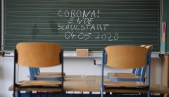 firo :  16.04.2020Klassenraum mit Stühlen einer Grundschule in NRWSchulen starten langsam wieder . Auf der Schultafel steht mit Kreide : Corona Ende !Schulstart 04.05.2020 .Schüler in NRW sind schon drei Wochen vor den Osterferien wegen des Coronavirus Corona , Covid 19 , Coronavirus zuhause geblieben.Die Schulen sollen jetzt Schritt für Schritt geöffnet werden - jedoch ohne gefährdete Lehrkräfte.Ab dem 23. April gilt das für die weiterführenden Schulen, ab dem 4. Mai werden Viertklässler der Grundschule beschult.$worldrights,Es gelten  unsere AGB, einsehbar auf www.firosportphoto.de,copyright by firo sportphoto:Coesfelder Str. 207D-48249 Dülmen mail@firosportphoto.de(V o l k s b a n k   B o c h u m - W i t t e n )BLZ.: 430 601 29Kt. Nr.: 341 117 100Tel:  +49-2594-9916004Fax: +49-2594-9916005