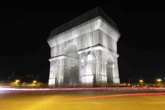 firo : 21.09.2021,Kunst, Architektur,Installation,KunstwerkParis, Frankreich,Christo und Jeanne-Claude Geschenk an Paris,Der verhüllte Triumphbogen, L’Arc de Triomphe,Christos Team angeführt von seinem Neffen Vladimir Yavachev, 25000 Quadratmeter Stoff,Bei Nacht $worldrights, Es gelten  unsere AGB, einsehbar auf www.firosportphoto.de,copyright by firo sportphoto:Coesfelder Str. 207D-48249 Dülmenwww.firosportphoto.demail@firosportphoto.deKontoverbindung :(V o l k s b a n k   B o c h u m - W i t t e n )IBAN : DE68430601290341117100BIC : GENODEM1BOCTel:  +49-2594-9916004Fax: +49-2594-9916005