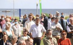 firo :  29.07.2021,PolitikKüstentour in Schleswig-Holstein Robert Habeck  Bundesvorsitzender von BÜNDNIS 90/DIE GRÜNEN  , Bundestagswahlkampfinmitten der Zuhörer in Hohwacht an der OStsee$worldrights,Es gelten  unsere AGB, einsehbar auf www.firosportphoto.de,copyright by firo sportphoto:Coesfelder Str. 207D-48249 Dülmenwww.firosportphoto.demail@firosportphoto.deKontoverbindung :(V o l k s b a n k   B o c h u m - W i t t e n )IBAN : DE68430601290341117100BIC : GENODEM1BOCTel:  +49-2594-9916004Fax: +49-2594-9916005