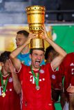 Bilder des Jahres 2020firoFussball, FußballPokalfinale: Saison 2019/2020, 04.07.2020DFB-Pokal Finale der HerrenBayer Leverkusen - FC Bayern München , MuenchenSiegerehrung , Thomas Müller , Mueller ,   mit Pokal , Trophäe , Witz , Humor Foto: Kevin Voigt/Jan Huebner/ POOL / via firosportphotoNur für journalistische Zwecke! Only for editorial use! $worldrights, Es gelten  unsere AGB, einsehbar auf www.firosportphoto.de,copyright by firo sportphoto:Coesfelder Str. 207D-48249 Dülmenwww.firosportphoto.demail@firosportphoto.deKontoverbindung :(V o l k s b a n k   B o c h u m - W i t t e n )IBAN : DE68430601290341117100BIC : GENODEM1BOCTel:  +49-2594-9916004Fax: +49-2594-9916005