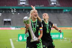 VfL Wolfsburg , gewinnt , den Pokal , Jubel , jubelt , gewinnt , nach Verlängerung ,Pernille Harder , Jubel , jubelt , mit , und  ,	Alexandra Popp , Jubel , mit , dem Pokal firo, Sport, Fussball, Pokalfinale: Saison 2019/2020, 04.07.2020DFB-Pokal Finale der Frauen, Damen,VfL Wolfsburg - SGS EssenFoto: Ralf Ibing / firosportphoto / POOLNur für journalistische Zwecke! Only for editorial use! $worldrights, Es gelten  unsere AGB, einsehbar auf www.firosportphoto.de,copyright by firo sportphoto:Coesfelder Str. 207D-48249 Dülmenwww.firosportphoto.demail@firosportphoto.deKontoverbindung :(V o l k s b a n k   B o c h u m - W i t t e n )IBAN : DE68430601290341117100BIC : GENODEM1BOCTel:  +49-2594-9916004Fax: +49-2594-9916005