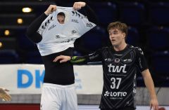 firo :  05.12.2020Fußball: Fussball:Handball 1. BundesligaSaison 2020/21THW Kiel - Eulen Ludwigshafen .Witz , Humor , Hendrik Pekeler , THW linst  schaut durch sein Trikot , über Kopf , Highlight ,Max Neuhaus , rechts $worldrights, Es gelten  unsere AGB, einsehbar auf www.firosportphoto.de,copyright by firo sportphoto:Coesfelder Str. 207D-48249 Dülmenwww.firosportphoto.demail@firosportphoto.deKontoverbindung :(V o l k s b a n k   B o c h u m - W i t t e n )IBAN : DE68430601290341117100BIC : GENODEM1BOCTel:  +49-2594-9916004Fax: +49-2594-9916005