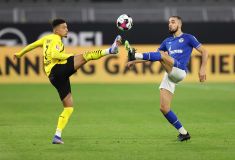 Bilder des Jahres 2020firo :  24.10.2020Fußball: Fussball:1.BundesligaSaison 2020/21BVB , Borussia Dortmund - FC Schalke 04 3:0Zweikampf , Highlight , Jadon Sancho , links , BVB gegen Nabil BentalebFoto:Jürgen Fromme/firo/pool$worldrights, Es gelten  unsere AGB, einsehbar auf www.firosportphoto.de,copyright by firo sportphoto:Coesfelder Str. 207D-48249 Dülmenwww.firosportphoto.demail@firosportphoto.deKontoverbindung :(V o l k s b a n k   B o c h u m - W i t t e n )IBAN : DE68430601290341117100BIC : GENODEM1BOCTel:  +49-2594-9916004Fax: +49-2594-9916005