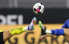 firo :  24.10.2020Fußball: Fussball:1.BundesligaSaison 2020/21BVB , Borussia Dortmund - FC Schalke 04 3:0Zweikampf , Highlight , Jadon Sancho , links , BVB gegen Nabil BentalebBall und Beine Allgemein , Schuhe , Hinterleger , Hintergrund , FEatureFoto:Jürgen Fromme/firo/pool$worldrights, Es gelten  unsere AGB, einsehbar auf www.firosportphoto.de,copyright by firo sportphoto:Coesfelder Str. 207D-48249 Dülmenwww.firosportphoto.demail@firosportphoto.deKontoverbindung :(V o l k s b a n k   B o c h u m - W i t t e n )IBAN : DE68430601290341117100BIC : GENODEM1BOCTel:  +49-2594-9916004Fax: +49-2594-9916005