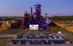 firo : 26.04.2020,Deutschland,NRW, Dortmund,Industriekultur,Ruhrgebiet,Kino in Corona-Zeiten, Autokino in Dortmund vor ruhrgebietstypischer Kulisse, vor dem alten Hochofen auf Phoenix-West,Highlight,Drohnenfoto, Drohne$worldrights,Es gelten  unsere AGB, einsehbar auf www.firosportphoto.de,copyright by firo sportphoto:Coesfelder Str. 207D-48249 Dülmenwww.firosportphoto.demail@firosportphoto.deKontoverbindung :(V o l k s b a n k   B o c h u m - W i t t e n )IBAN : DE68430601290341117100BIC : GENODEM1BOCTel:  +49-2594-9916004Fax: +49-2594-9916005