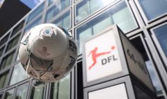 firo :  02.05.2020Fußball: Fussball:BundesligaGeschäftsstelle , Zentrale  der DFL , Deutschen Fussball , Fußball Liga in FrankfurtAktueller Derbystar Soielball der Liga mit Mundschutz , Krise , Covid 19 , Corona Virus , SchutzmaskeEingang , mit DFL Logo  Guiollettstraße 44-46Symbolbild ,Frankfurt $worldrights,Es gelten  unsere AGB, einsehbar auf www.firosportphoto.de,copyright by firo sportphoto:Coesfelder Str. 207D-48249 Dülmen mail@firosportphoto.de(V o l k s b a n k   B o c h u m - W i t t e n )BLZ.: 430 601 29Kt. Nr.: 341 117 100Tel:  +49-2594-9916004Fax: +49-2594-9916005