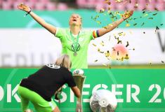 firo :  30.05.2021
Fußball: Fussball:
DFB Pokalfinale Finale der Frauen, Damen
Saison 2020/2021
Eintracht Frankfurt - VfL Wolfsburg 0:1

 Siegerehrung  Alexandra Popp mit Konfetti
$worldrights Es gelten unsere AGB, einsehbar auf www.firosportphoto.de
copyright by firo sportphoto:
Coesfelder Str. 207
D-48249 Dülmen
www.firosportphoto.de
mail@firosportphoto.de
Kontoverbindung :
(V o l k s b a n k   B o c h u m - W i t t e n )
IBAN : DE68430601290341117100
BIC : GENODEM1BOC
Tel:  +49-2594-9916004
Fax: +49-2594-9916005