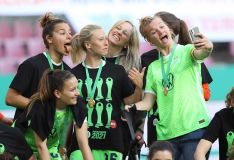 firo :  30.05.2021
Fußball: Fussball:
DFB Pokalfinale Finale der Frauen, Damen
Saison 2020/2021
Eintracht Frankfurt - VfL Wolfsburg 0:1

 Siegerehrung  Alexandra Popp macht Handyfoto Selfie , Witz Humor Highlight von Rebecka Blomqvist
$worldrights Es gelten unsere AGB, einsehbar auf www.firosportphoto.de
copyright by firo sportphoto:
Coesfelder Str. 207
D-48249 Dülmen
www.firosportphoto.de
mail@firosportphoto.de
Kontoverbindung :
(V o l k s b a n k   B o c h u m - W i t t e n )
IBAN : DE68430601290341117100
BIC : GENODEM1BOC
Tel:  +49-2594-9916004
Fax: +49-2594-9916005