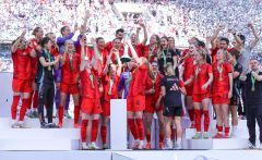 firo :  01.05.2025,
Fussball, Fußball, Frauenfußball, Frauenfussball, Saison 2024/2025,  DFB-Pokal, Pokalfinale der Frauen, Finale,
FC Bayern München - SV Werder Bremen

Team, Mannschaft, mit Pokal, Siegerehrung

(c) WORLDRIGHTS !!!
Es gelten unsere AGB, einsehbar auf www.firosportphoto.,
copyright by firo sportphoto:
Stockhover Weg 17a,
D-48249 Dülmen
www.firosportphoto.de
mail@firosportphoto.de
Kontoverbindung :
(V o l k s b a n k   B o c h u m - W i t t e n )
IBAN : DE68430601290341117100
BIC : GENODEM1BOC
Tel:  +49-2594-9916004
Fax: +49-2594-9916005