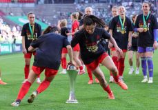 firo :  01.05.2025,
Fussball, Fußball, Frauenfußball, Frauenfussball, Saison 2024/2025,  DFB-Pokal, Pokalfinale der Frauen, Finale,
FC Bayern München - SV Werder Bremen 4:2

Pokalsieger Bayern, Tanz um den Pokal, 
rechts Jovana Damnjanovic

(c) WORLDRIGHTS !!!
Es gelten unsere AGB, einsehbar auf www.firosportphoto.,
copyright by firo sportphoto:
Stockhover Weg 17a,
D-48249 Dülmen
www.firosportphoto.de
mail@firosportphoto.de
Kontoverbindung :
(V o l k s b a n k   B o c h u m - W i t t e n )
IBAN : DE68430601290341117100
BIC : GENODEM1BOC
Tel:  +49-2594-9916004
Fax: +49-2594-9916005