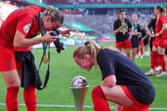 firo :  01.05.2025,
Fussball, Fußball, Frauenfußball, Frauenfussball, Saison 2024/2025,  DFB-Pokal, Pokalfinale der Frauen, Finale,
FC Bayern München - SV Werder Bremen 4:2

Pokalsieger Bayern, Glodis Viggosdottir , rechts und Klara Bühl mit Pokal, schauen auf den Pokal, Klara Bühl fotografiert die Spiegelung

(c) WORLDRIGHTS !!!
Es gelten unsere AGB, einsehbar auf www.firosportphoto.,
copyright by firo sportphoto:
Stockhover Weg 17a,
D-48249 Dülmen
www.firosportphoto.de
mail@firosportphoto.de
Kontoverbindung :
(V o l k s b a n k   B o c h u m - W i t t e n )
IBAN : DE68430601290341117100
BIC : GENODEM1BOC
Tel:  +49-2594-9916004
Fax: +49-2594-9916005