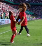 firo :  01.05.2025,
Fussball, Fußball, Frauenfußball, Frauenfussball, Saison 2024/2025,  DFB-Pokal, Pokalfinale der Frauen, Finale,
FC Bayern München - SV Werder Bremen 4:2

Jubel Tuva Hansen mit Maskottchen Mia, Bayern, HIGHLIGHT

(c) WORLDRIGHTS !!!
Es gelten unsere AGB, einsehbar auf www.firosportphoto.,
copyright by firo sportphoto:
Stockhover Weg 17a,
D-48249 Dülmen
www.firosportphoto.de
mail@firosportphoto.de
Kontoverbindung :
(V o l k s b a n k   B o c h u m - W i t t e n )
IBAN : DE68430601290341117100
BIC : GENODEM1BOC
Tel:  +49-2594-9916004
Fax: +49-2594-9916005