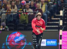 firo :  02.12.2025
Handball Frauen WM Weltmeisterschaft
Deutschland - Färöer Inseln

Rakul Wardum of Fröer plays the ball Einzelaktion 
ZOPF VORDEM GESICHT WITZ Humor
(c) WORLDRIGHTS !!! es gelten unsere AGB, einsehbar auf www.firosportphoto.,
copyright by firo sportphoto:
Stockhover Weg 17a
D-48249 Dülmen
www.firosportphoto.de
mail@firosportphoto.de
Kontoverbindung :
(V o l k s b a n k   B o c h u m - W i t t e n )
IBAN : DE68430601290341117100
BIC : GENODEM1BOC
Tel:  +49-2594-9916004
Fax: +49-2594-9916005