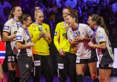 firo :  14.12.2025
Handball Frauen WM Weltmeisterschaft
Women’s World Cup Final Finale
Deutschland - Norwegen
Vizeweltmeister Deutschland
(LR) Viola Leuchter of Germany Deutschland Katharina Filter of Germany Deutschland  Sarah Wachter Emily Vogel of Germany Deutschland Julia Maidhof of Germany Deutschland celebrate smile with her silver medals 
Jubel Lachen nach Siegerehrung mit Silber Medaillen witz Humor Highlight
(c) WORLDRIGHTS !!! es gelten unsere AGB, einsehbar auf www.firosportphoto.,
copyright by firo sportphoto:
Stockhover Weg 17a
D-48249 Dülmen
www.firosportphoto.de
mail@firosportphoto.de
Kontoverbindung :
(V o l k s b a n k   B o c h u m - W i t t e n )
IBAN : DE68430601290341117100
BIC : GENODEM1BOC
Tel:  +49-2594-9916004
Fax: +49-2594-9916005