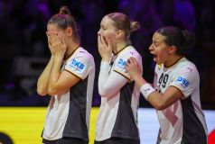firo :  14.12.2025
Handball Frauen WM Weltmeisterschaft
Women’s World Cup Final Finale
Deutschland - Norwegen
Vizeweltmeister Deutschland bei Siegerehrung Highlight
(LR) Xenia Smits of Germany Deutschland Nieke Kühne of Germany Deutschland Aimee von Pereira of Germany Deutschland gestures Gestik Geste 


(c) WORLDRIGHTS !!! es gelten unsere AGB, einsehbar auf www.firosportphoto.,
copyright by firo sportphoto:
Stockhover Weg 17a
D-48249 Dülmen
www.firosportphoto.de
mail@firosportphoto.de
Kontoverbindung :
(V o l k s b a n k   B o c h u m - W i t t e n )
IBAN : DE68430601290341117100
BIC : GENODEM1BOC
Tel:  +49-2594-9916004
Fax: +49-2594-9916005