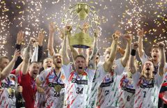 firo :  15.06.2025
Handball  EHF Final 4 Final4 2025 Champions League Finale
Füchse Berlin - SC SCM Magdeburg 26 :. 32

Michael Damgaard Nielsen of Magdeburg of Magdeburg Cheers at the award ceremony with the Champions League trophy
Jubel über Siegerehrung mit dem Pokal  der Champions League
(c) WORLDRIGHTS !!! es gelten unsere AGB, einsehbar auf www.firosportphoto.,
copyright by firo sportphoto:
Stockhover Weg 17a
D-48249 Dülmen
www.firosportphoto.de
mail@firosportphoto.de
Kontoverbindung :
(V o l k s b a n k   B o c h u m - W i t t e n )
IBAN : DE68430601290341117100
BIC : GENODEM1BOC
Tel:  +49-2594-9916004
Fax: +49-2594-9916005