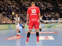 firo : 18.10.2025,
Daikin Handball ,  1.Bundesliga
Saison 2025/2026 
THW Kiel - MT Melsungen

(LR) ELIAS ELLEFSEN A SKIPAGOTU of THW Kiel and DAINIS KRISTOPANS of Melsungen Witz Humor klein gegen Groß Highlight






(c) WORLDRIGHTS !!!
Es gelten unsere AGB, einsehbar auf www.firosportphoto.,
copyright by firo sportphoto:
Stockhover Weg 17a
D-48249 Dülmen
www.firosportphoto.de
mail@firosportphoto.de
Kontoverbindung :
(V o l k s b a n k   B o c h u m - W i t t e n )
IBAN : DE68430601290341117100
BIC : GENODEM1BOC
Tel:  +49-2594-9916004
Fax: +49-2594-9916005