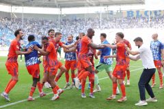 firo :  20.09.2025,
Fussball, Fußball, 2.Liga, 2.Bundesliga, Saison 2025/2026, 
1. FC Magdeburg - FC Schalke 04 0:2

Head coach Miron Muslic of FC Schalke 04 (R) Trainer and players of FC Schalke 04 celebrate the victory after Schlussjubel Witz Humor 

(c) WORLDRIGHTS !!!
Es gelten unsere AGB, einsehbar auf www.firosportphoto.de,
copyright by firo sportphoto:
Stockhover Weg 17a
D-48249 Dülmen
www.firosportphoto.de
mail@firosportphoto.de
Kontoverbindung :
(V o l k s b a n k   B o c h u m - W i t t e n )
IBAN : DE68430601290341117100
BIC : GENODEM1BOC
Tel:  +49-2594-9916004
Fax: +49-2594-9916005