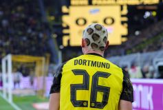 firo :  22.11.2025
Fussball, Fußball, 1.Liga,1.Bundesliga, Saison 2025/2026, 
BVB, Borussia Dortmund - VfB Stuttgart 3:3

Julian Ryerson, BVB vor Eckball, Haare, Leopard Muster, witzig, Humor

(c) WORLDRIGHTS !!!
Es gelten unsere AGB, einsehbar auf www.firosportphoto.,
copyright by firo sportphoto:
Stockhover Weg 17a
D-48249 Dülmen
www.firosportphoto.de
mail@firosportphoto.de
Kontoverbindung :
(V o l k s b a n k   B o c h u m - W i t t e n )
IBAN : DE68430601290341117100
BIC : GENODEM1BOC
Tel:  +49-2594-9916004
Fax: +49-2594-9916005