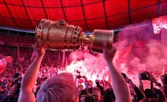 firo :  24.05.2025,
Fussball: Saison 2024/2025
DFB Pokalfinale Final Finale
Arminia Bielefeld - VfB Stuttgart 4:2
Lap of honor in the Berlin Olympic Stadium Feature Trophy Cup in front of the fans' fireworks Ultras Pyrotechnics Background
Ehrenrunde im Berliner Olympiastadion Feature Trophäe Pokal vor Feuerwerk der Fans Ultras Pyrotechnik Hinterleger Hintergrund
(c) WORLDRIGHTS !!! es gelten unsere AGB, einsehbar auf www.firosportphoto.,
copyright by firo sportphoto:
Stockhover Weg 17a
D-48249 Dülmen
www.firosportphoto.de
mail@firosportphoto.de
Kontoverbindung :
(V o l k s b a n k   B o c h u m - W i t t e n )
IBAN : DE68430601290341117100
BIC : GENODEM1BOC
Tel:  +49-2594-9916004
Fax: +49-2594-9916005