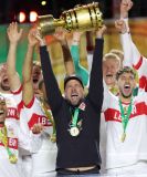 firo :  24.05.2025,
Fussball: Saison 2024/2025
DFB Pokalfinale Final Finale
Arminia Bielefeld - VfB Stuttgart 4:2

Head coach Sebastian Hoeneß of VfB Stuttgart Trainer celebrates with the trophy 
Siegerehrung Jubel mit Trophäe Pokal Pokalsieger 

(c) WORLDRIGHTS !!! es gelten unsere AGB, einsehbar auf www.firosportphoto.,
copyright by firo sportphoto:
Stockhover Weg 17a
D-48249 Dülmen
www.firosportphoto.de
mail@firosportphoto.de
Kontoverbindung :
(V o l k s b a n k   B o c h u m - W i t t e n )
IBAN : DE68430601290341117100
BIC : GENODEM1BOC
Tel:  +49-2594-9916004
Fax: +49-2594-9916005