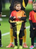 firo :  25.11.2025,
Fussball, Fußball, Saison 2025/2026, CL, Champions League, 
BVB Borussia Dortmund - Villareal

Nico Schlotterbeck of Borussia Dortmund BVB Kapitän mit Einlaufkind Wimpel Witz Humor

(c) WORLDRIGHTS !!!
Es gelten unsere AGB, einsehbar auf www.firosportphoto.,
copyright by firo sportphoto:
Stockhover Weg 17a
D-48249 Dülmen
www.firosportphoto.de
mail@firosportphoto.de
Kontoverbindung :
(V o l k s b a n k   B o c h u m - W i t t e n )
IBAN : DE68430601290341117100
BIC : GENODEM1BOC
Tel:  +49-2594-9916004
Fax: +49-2594-9916005