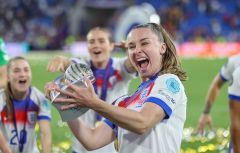 firo : 27.07.2025,
Fussball, Fußball, Frauen, Frauenfußball,
UEFA EURO 2025, UEFA Women’s EURO 2025, EM, Europameisterschaft,
Finale Final
England - Spanien 3:1 i.E.

im Bild: England gewinnt im Elfmeterschießen den Pokal der Europameisterschaft und feiert, celebration, win, Niamh Charles (England #3)

(c) ONLY FOR USE IN GERMANY !!!,
Es gelten unsere AGB, einsehbar auf www.firosportphoto.de,
Photo : HMB,
copyright by firo sportphoto:
Stockhover Weg 17a
D-48249 Dülmen
www.firosportphoto.de
mail@firosportphoto.de
Kontoverbindung :
(V o l k s b a n k   B o c h u m - W i t t e n )
IBAN : DE68430601290341117100
BIC : GENODEM1BOC
Tel:  +49-2594-9916004
Fax: +49-2594-9916005