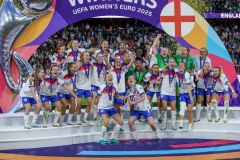 firo : 27.07.2025,
Fussball, Fußball, Frauen, Frauenfußball,
UEFA EURO 2025, UEFA Women’s EURO 2025, EM, Europameisterschaft,
Finale Final
England - Spanien 3:1 i.E.
Siegerehrung England ist Europameister Jubel 
Mannschaft

(c) ONLY FOR USE IN GERMANY !!!,
Es gelten unsere AGB, einsehbar auf www.firosportphoto.de,
Photo : HMB,
copyright by firo sportphoto:
Stockhover Weg 17a
D-48249 Dülmen
www.firosportphoto.de
mail@firosportphoto.de
Kontoverbindung :
(V o l k s b a n k   B o c h u m - W i t t e n )
IBAN : DE68430601290341117100
BIC : GENODEM1BOC
Tel:  +49-2594-9916004
Fax: +49-2594-9916005
