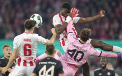 firo :  29.10.2025
Fussball:
DFB Pokal 
1.FC Köln - FC Bayern München Muenchen Munich

(LR) Eric Martel of 1. FC Köln Ragnar Ache of 1. FC Köln and Goalkeeper Jonas Urbig of FC Bayern München compete for the ball Zweikampf Highlight

(c) WORLDRIGHTS !!! es gelten unsere AGB, einsehbar auf www.firosportphoto.,
copyright by firo sportphoto:
Stockhover Weg 17a
D-48249 Dülmen
www.firosportphoto.de
mail@firosportphoto.de
Kontoverbindung :
(V o l k s b a n k   B o c h u m - W i t t e n )
IBAN : DE68430601290341117100
BIC : GENODEM1BOC
Tel:  +49-2594-9916004
Fax: +49-2594-9916005