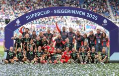 firo :  30.08.2025,
Fussball:
Supercup der Frauen
Bayern München vs VfL Wolfsburg, Finale, 
Siegerehrung Mannschaft Jubel auf Podium Teamfoto Siegerbogen
im Bild: FC Bayern München gewinnt den Supercup der Frauen gegen den VfL Wolfsburg mit 4:1, Jubel und Freude mit dem Pokal


(c) WORLDRIGHTS !!! es gelten unsere AGB, einsehbar auf www.firosportphoto.,
copyright by firo sportphoto:
Stockhover Weg 17a
D-48249 Dülmen
www.firosportphoto.de
mail@firosportphoto.de
Kontoverbindung :
(V o l k s b a n k   B o c h u m - W i t t e n )
IBAN : DE68430601290341117100
BIC : GENODEM1BOC
Tel:  +49-2594-9916004
Fax: +49-2594-9916005