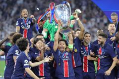 firo :  31.05.2025,
Fussball:
Champions League Finale Final
PSG Paris St.Germain - Inter Mailand 5:0
Award ceremony with trophy and team captain 
Marquinhos of PSG Paris Saint-Germanin
Siegerehrung mit Pokal und Mannschaft Kapitän Marquinhos of PSG Paris Saint-Germanin
Champions League bei der Siegerehrung mit Pokal
(c) WORLDRIGHTS !!! es gelten unsere AGB, einsehbar auf www.firosportphoto.,
copyright by firo sportphoto:
Stockhover Weg 17a
D-48249 Dülmen
www.firosportphoto.de
mail@firosportphoto.de
Kontoverbindung :
(V o l k s b a n k   B o c h u m - W i t t e n )
IBAN : DE68430601290341117100
BIC : GENODEM1BOC
Tel:  +49-2594-9916004
Fax: +49-2594-9916005
