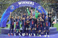 firo :  31.05.2025,
Fussball:
Champions League Finale Final
PSG Paris St.Germain - Inter Mailand 5:0
Marquinhos of PSG Paris Saint-Germanin at the award ceremony  under the Winner bow with the trophy celebrate with the team
mit Team MAnnschaft Jubel 
bei Siegerehrung mit Pokal Trophäe 
(c) WORLDRIGHTS !!! es gelten unsere AGB, einsehbar auf www.firosportphoto.,
copyright by firo sportphoto:
Stockhover Weg 17a
D-48249 Dülmen
www.firosportphoto.de
mail@firosportphoto.de
Kontoverbindung :
(V o l k s b a n k   B o c h u m - W i t t e n )
IBAN : DE68430601290341117100
BIC : GENODEM1BOC
Tel:  +49-2594-9916004
Fax: +49-2594-9916005