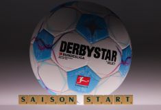 Fussball / firo Farbpulver Shooting Derbystar Spielball 2024/2025
